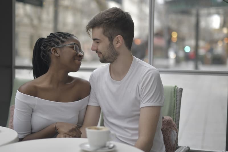 Ein verliebtes Paar sitzt in einem Café