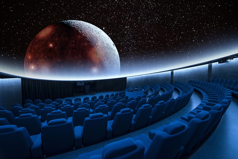Ein spektakulärer Stern und die digitale Mondprojektion im Planetarium