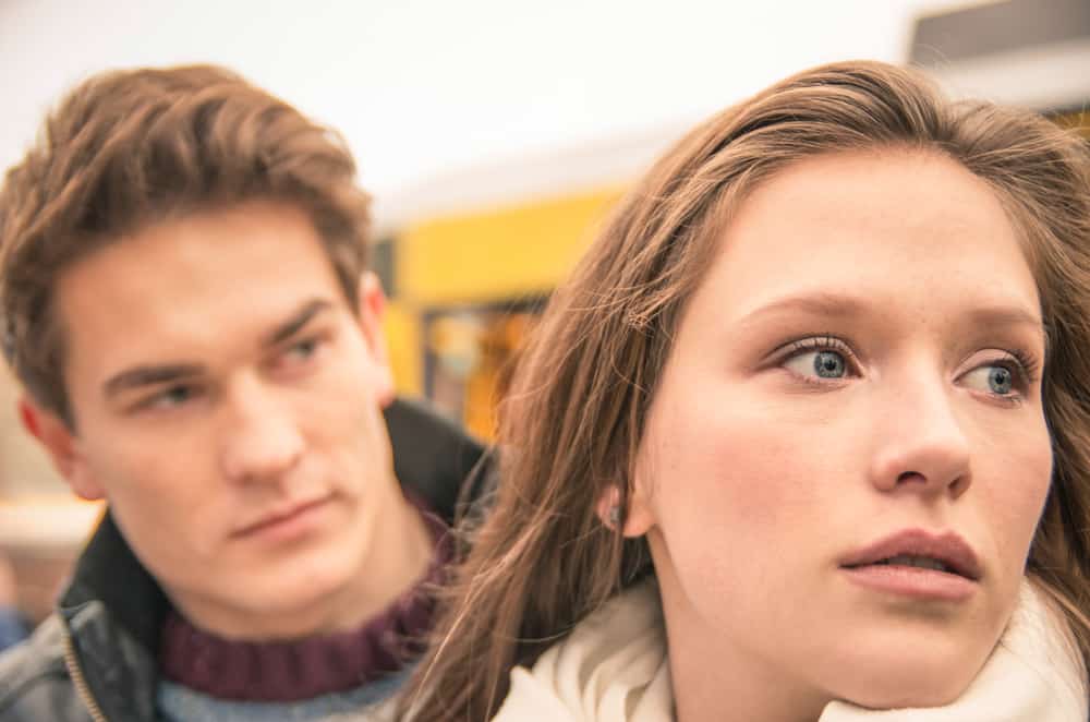 Eine wütende blauäugige Frau ignoriert den besorgten Mann