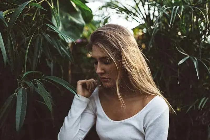 Blonde Frau blickt auf den Boden