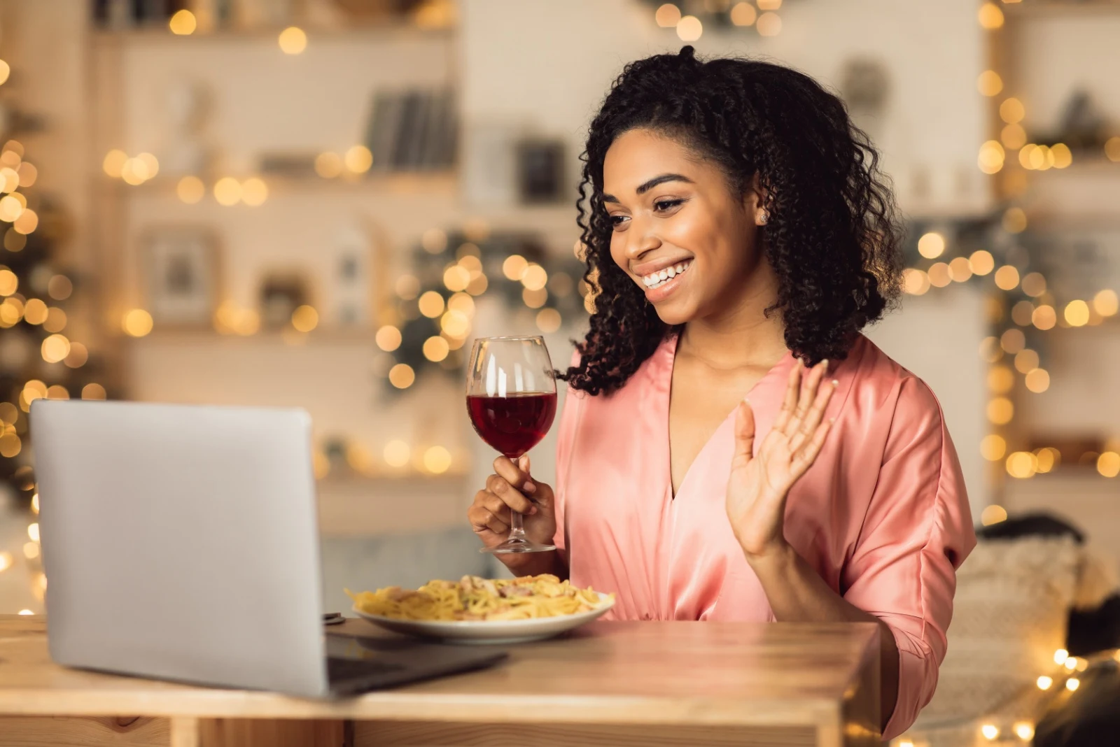 Frau beim Abendessen per Videoanruf