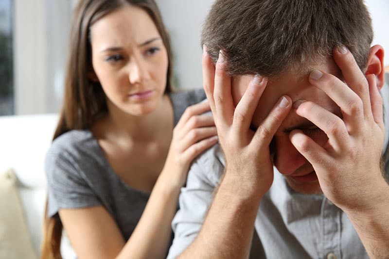 Frau tröstet traurigen Mann