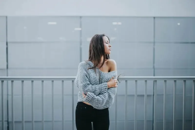 Frau mit einem Schulterpullover