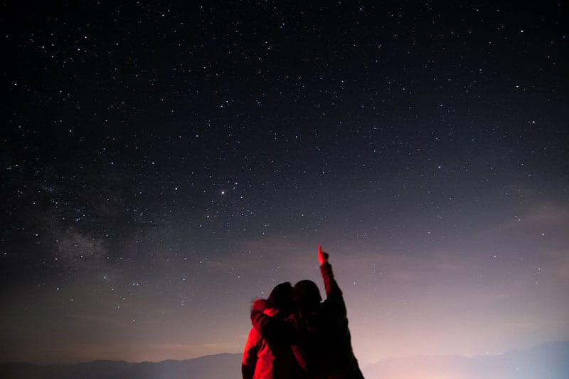 Paar, das Sterne am Himmel zählt