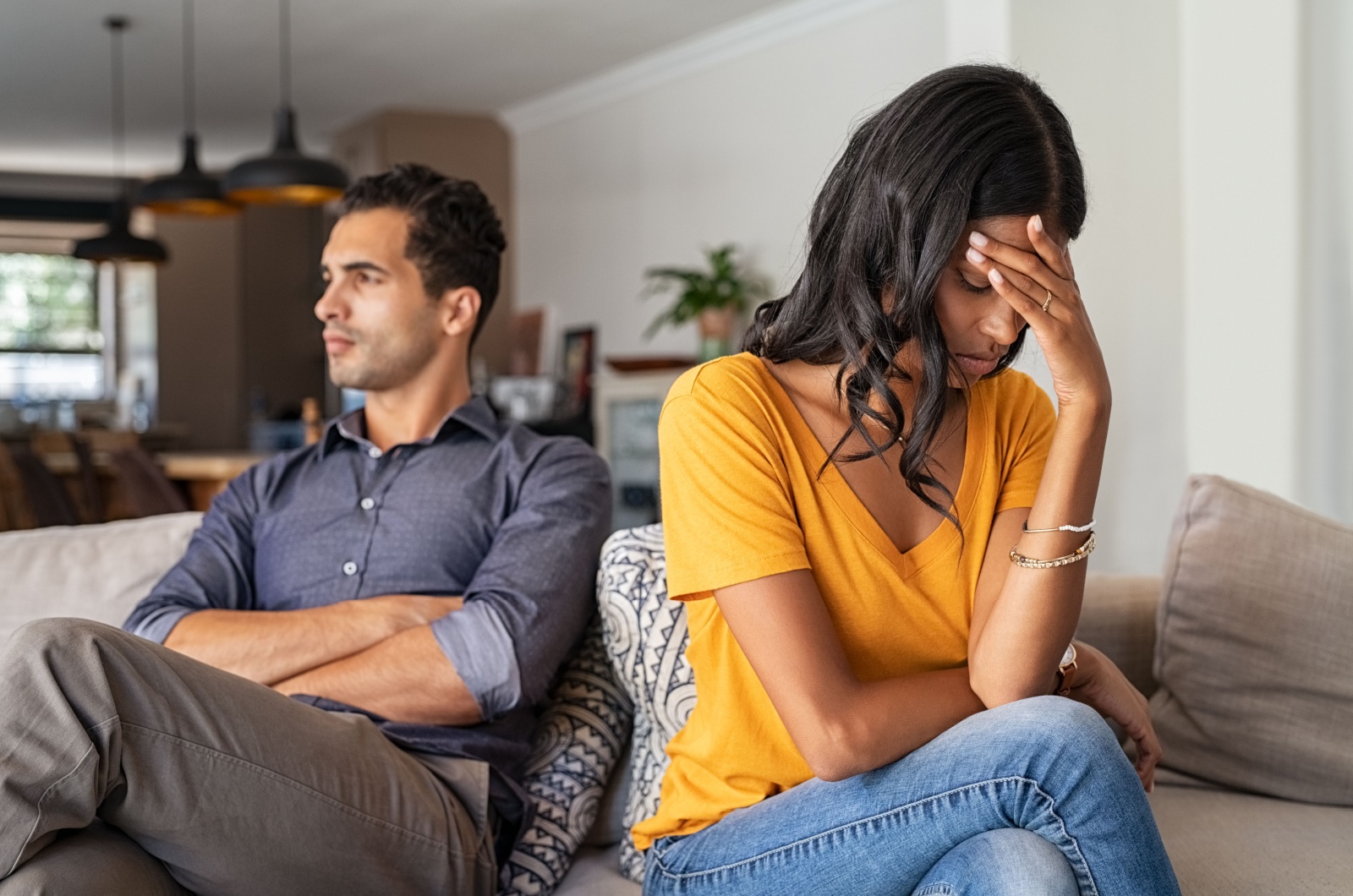 Paar sitzt nach einem Streit auf der Couch