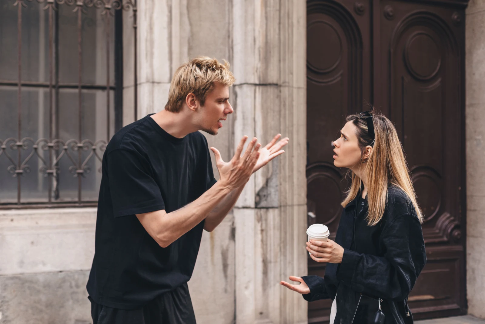 Paar streitet sich auf der Straße, Folge theatralischer Taktiken der Persönlichkeitsmanipulation