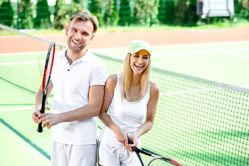 Paar zusammen Tennis spielen