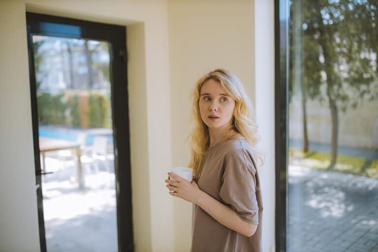 blonde Frau zu Hause