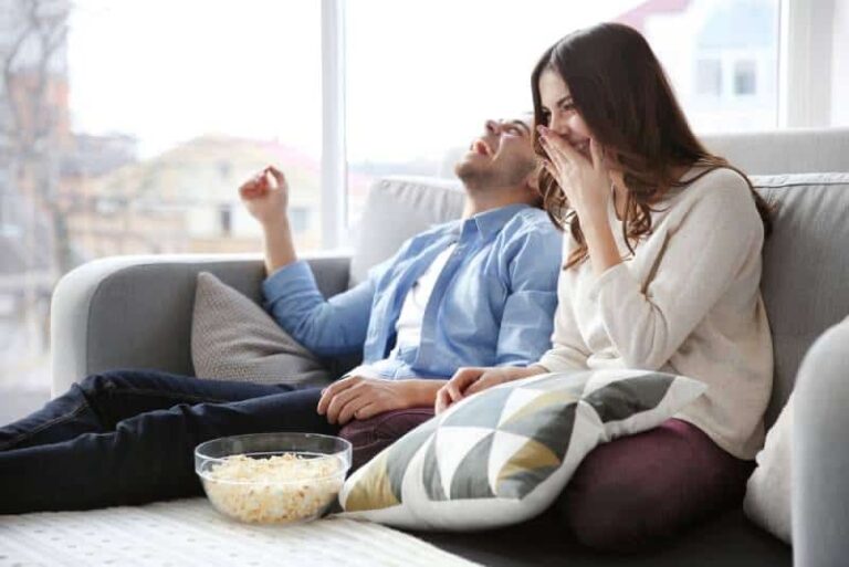Paar lacht beim Popcornessen