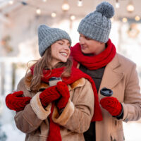 Paar in warmer Winterkleidung, das bei Winterwetter ein Date im Freien genießt