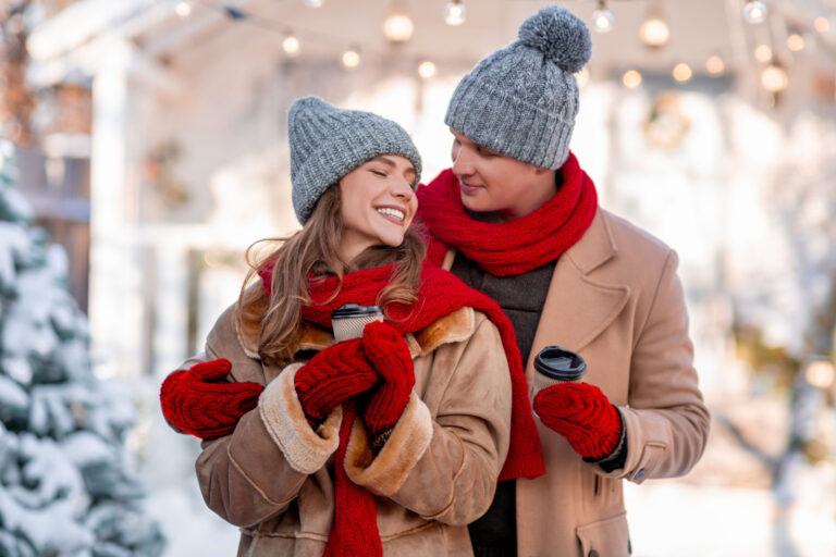Paar in warmer Winterkleidung, das bei Winterwetter ein Date im Freien genießt