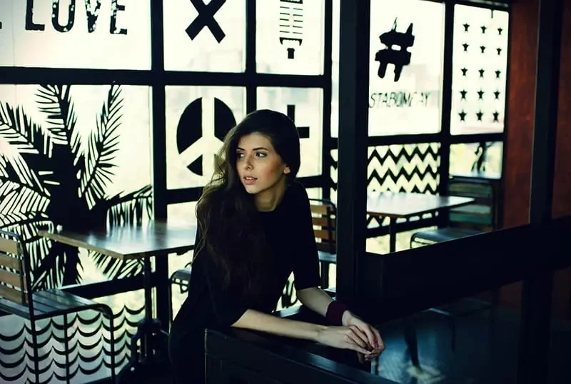 Frau im Café