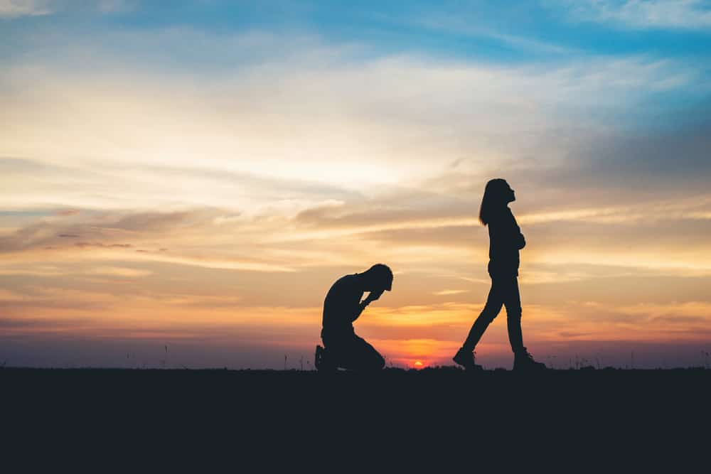 die Silhouette einer Frau, die einen Mann verlässt