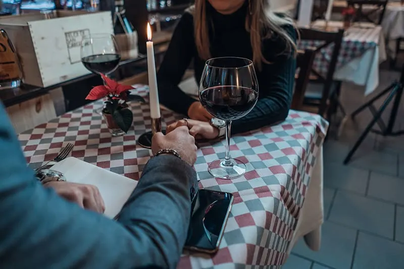 Ein Paar feiert Verlobung im Restaurant
