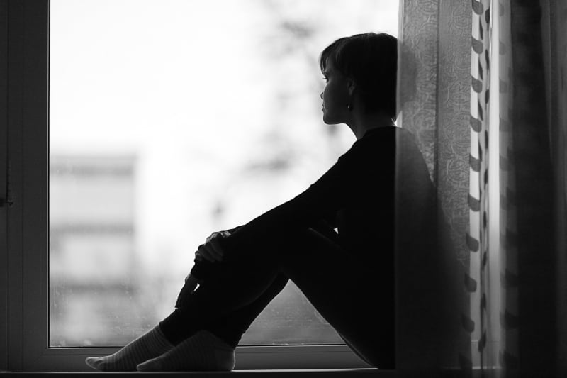 ein einsames Mädchen sitzt am Fenster(1)
