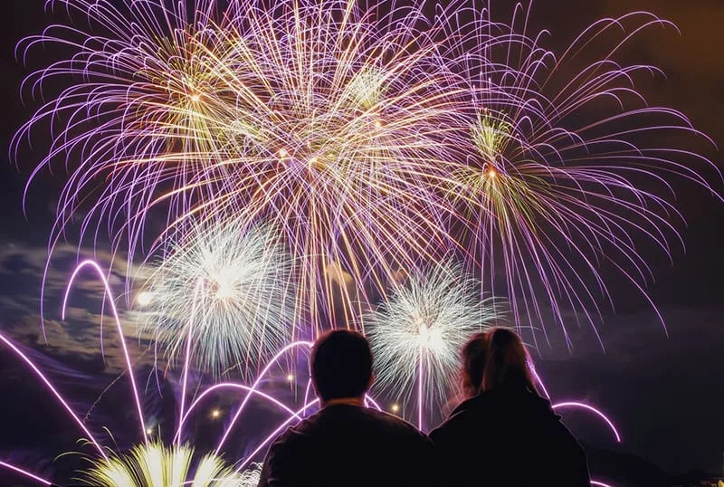 Ein Paar schaut sich nachts ein Feuerwerk an