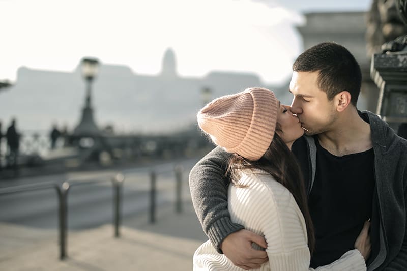 eine Frau, die einen Mann küsst, um sich für seine Liebe zu bedanken