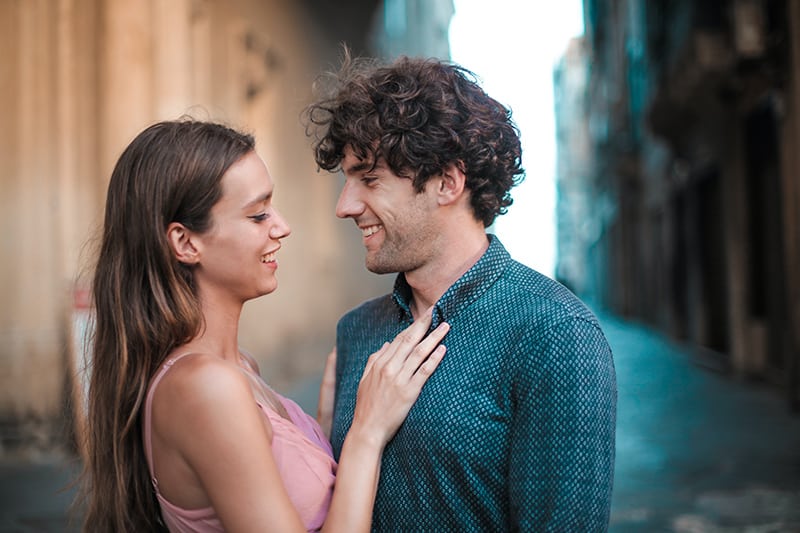 eine lächelnde Frau, die mit einem Mann flirtet