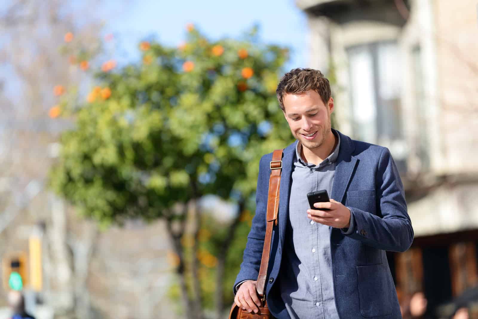 frau, die draußen geht und am telefon tippt