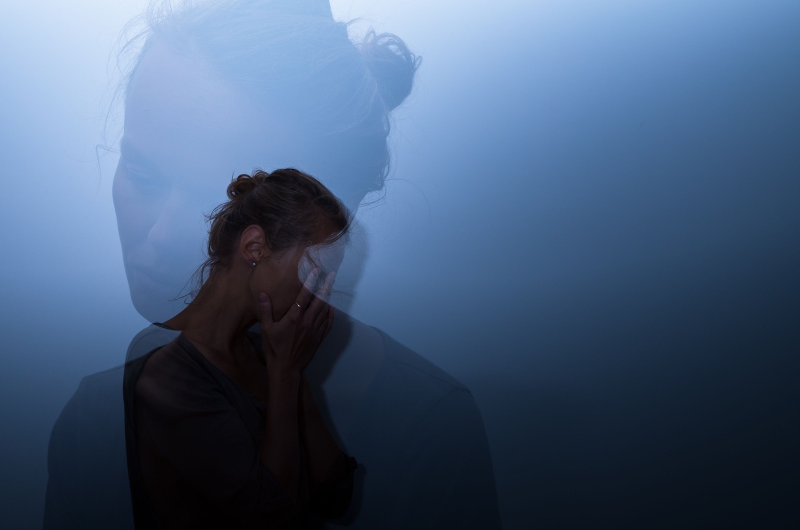 frau leidet nach einem narzissten