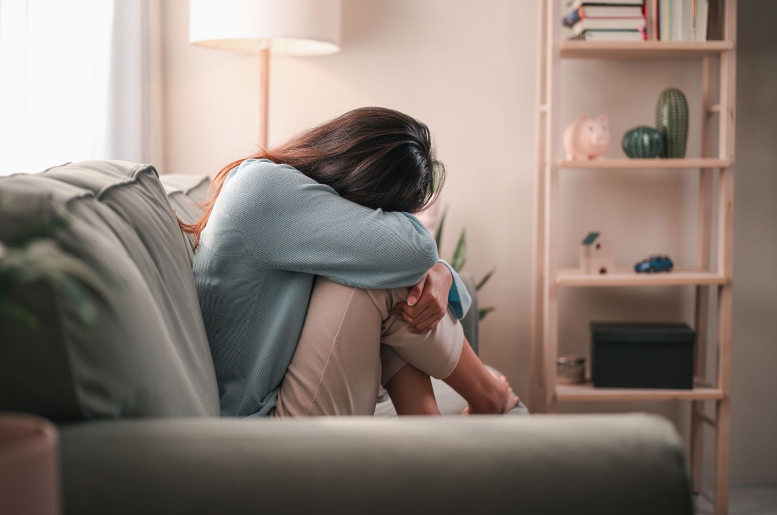 frau weint auf dem sofa