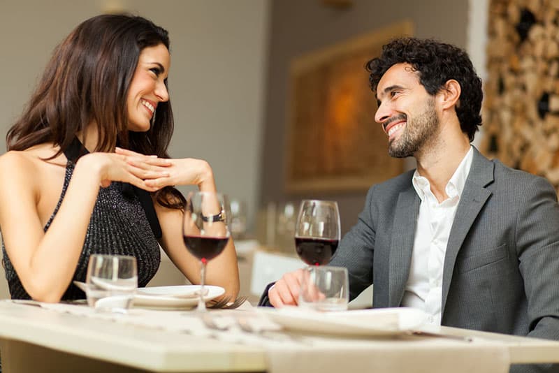 fröhliches Paar im Restaurant
