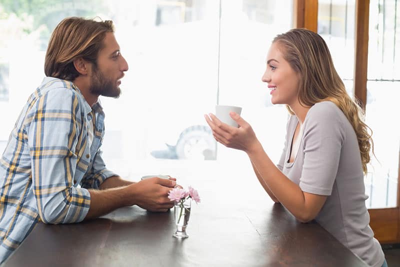 glückliches Paar, das Kaffee trinkt und spricht