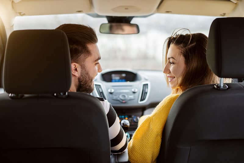 glückliches Paar im Auto