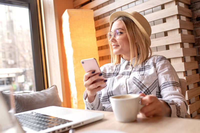 junge Frau, die im Café sitzt