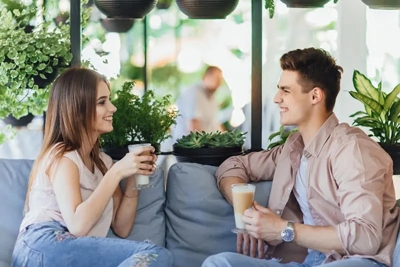 junges Paar am Kaffeetermin