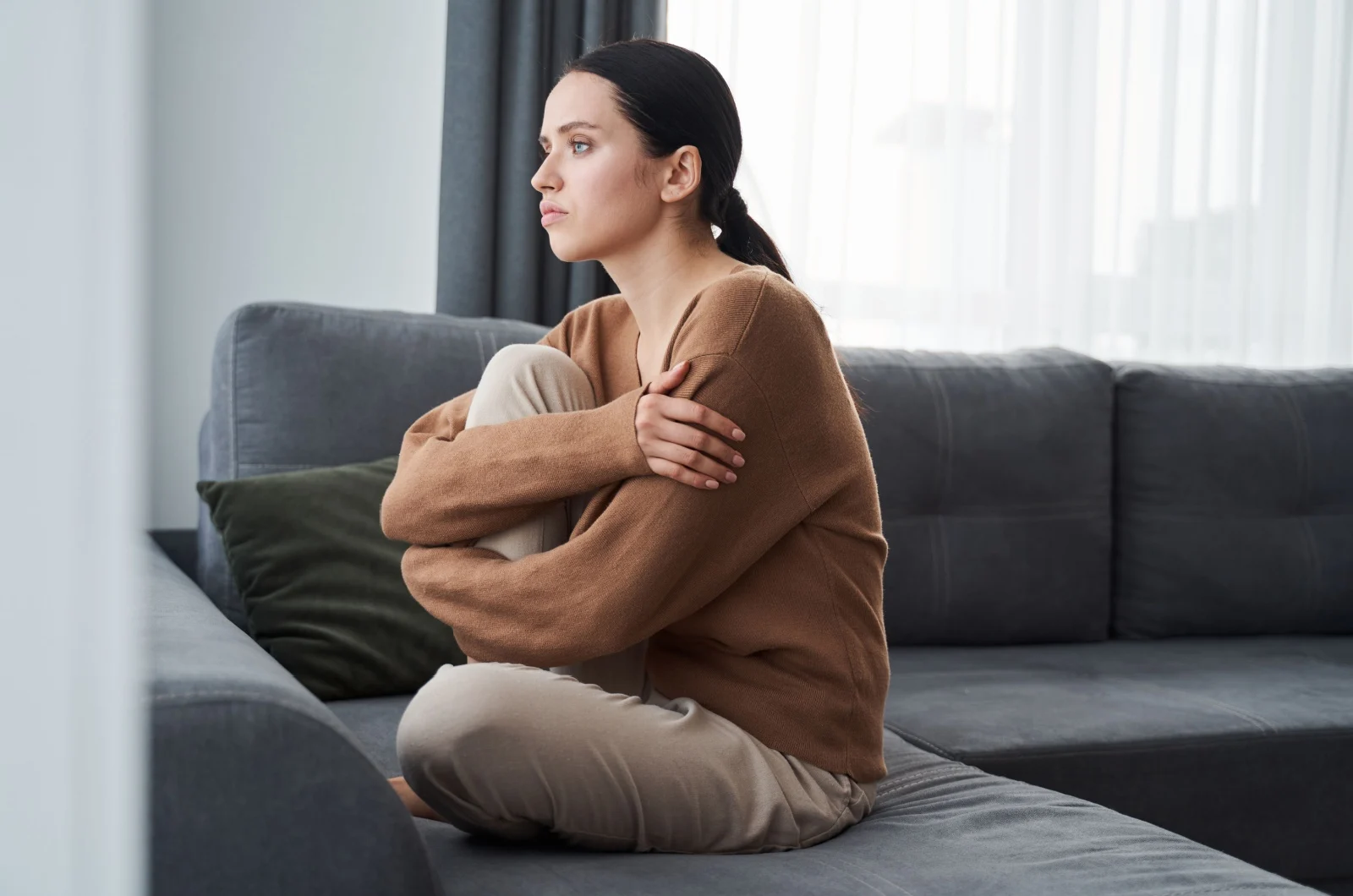 traurige Frau auf einer Couch