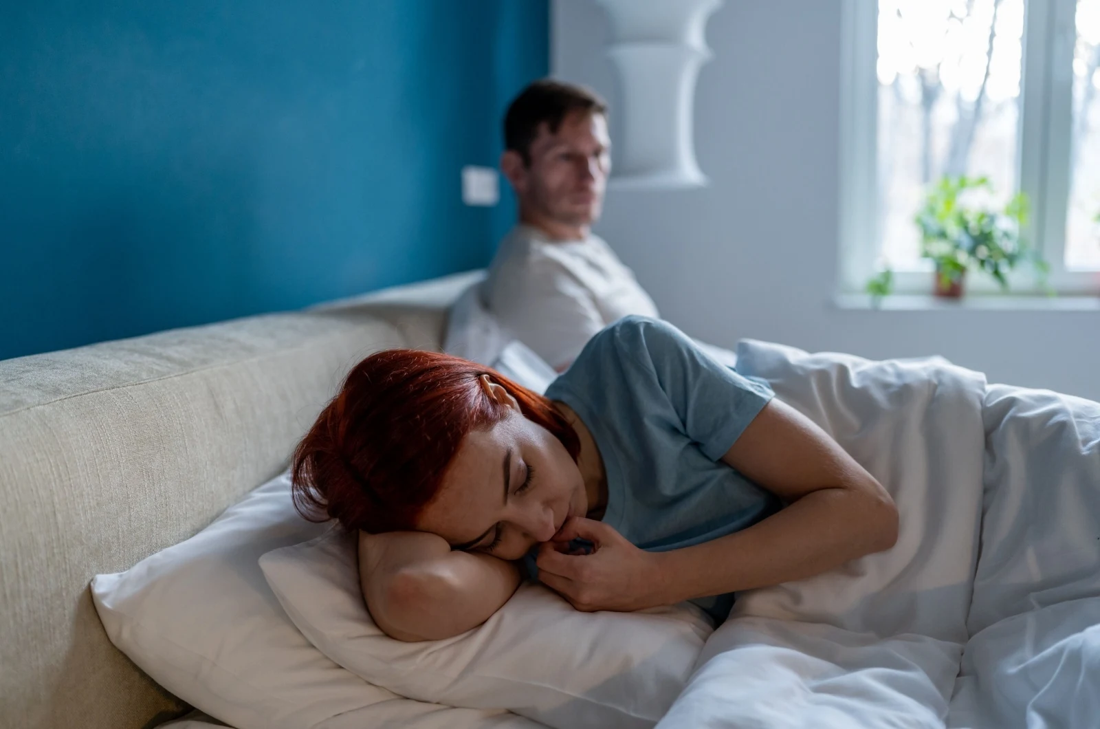 traurige Frau, die im Bett liegt