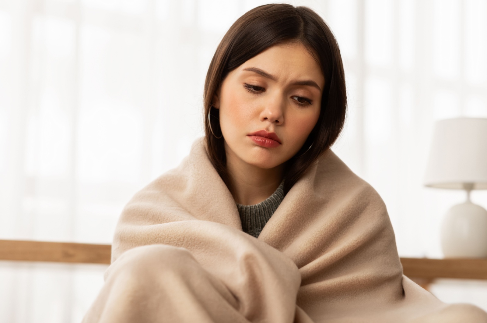 traurige frau gruebelt