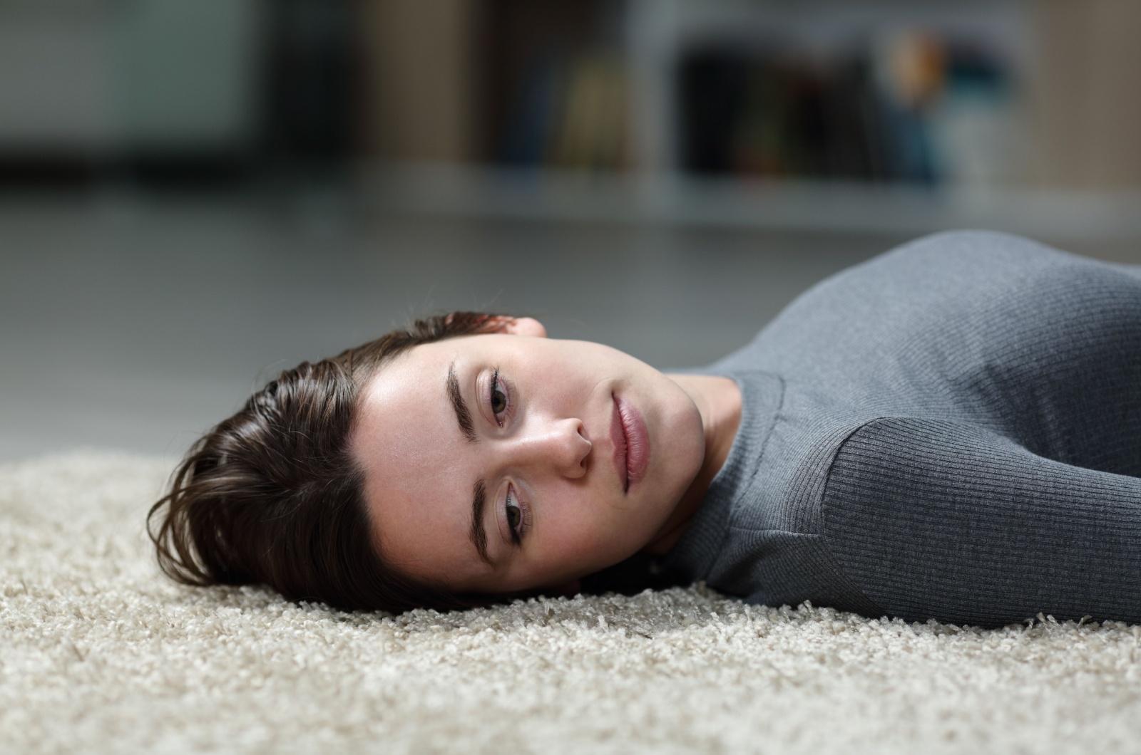 traurige frau liegt am boden
