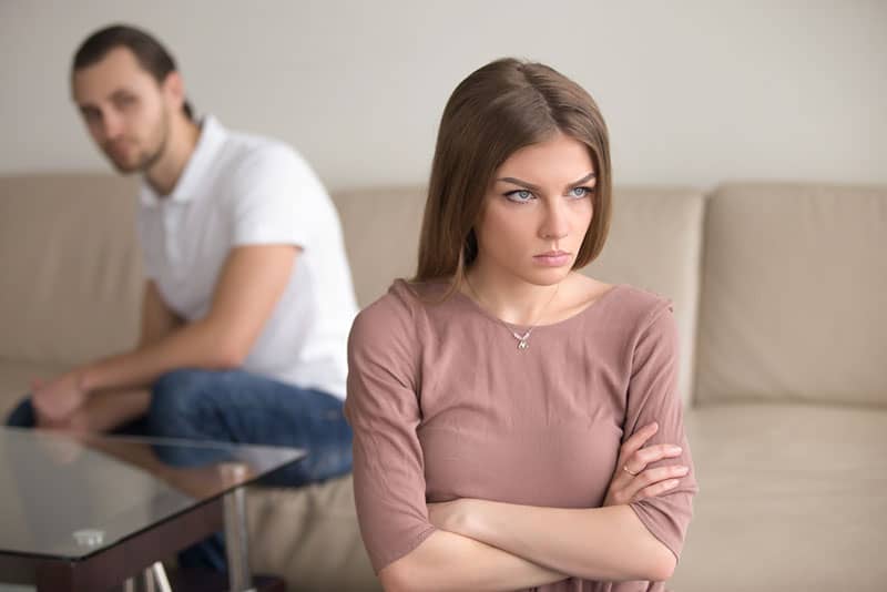 wütende Frau schaut vom Partner weg