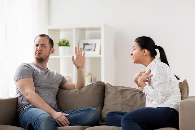 wütendes Paar auf der Couch streiten