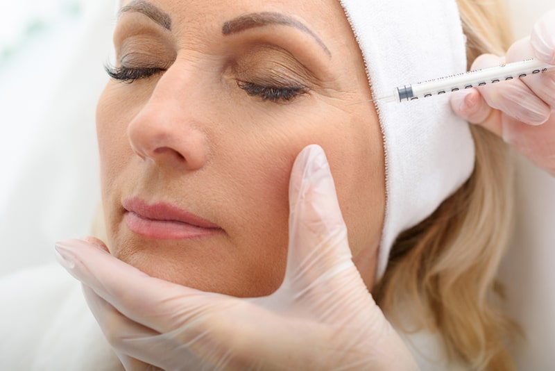 Ältere Dame mit Botox-Injektionsverfahren