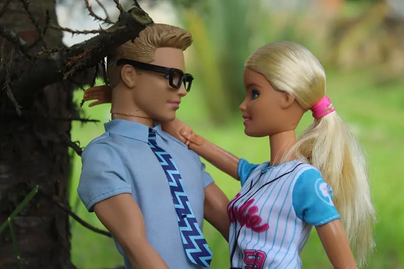Barbie und Ken Puppe in der Nähe des Baumes