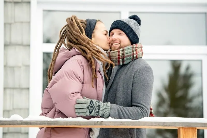 Frau mit Dreadlocks küsst Mann