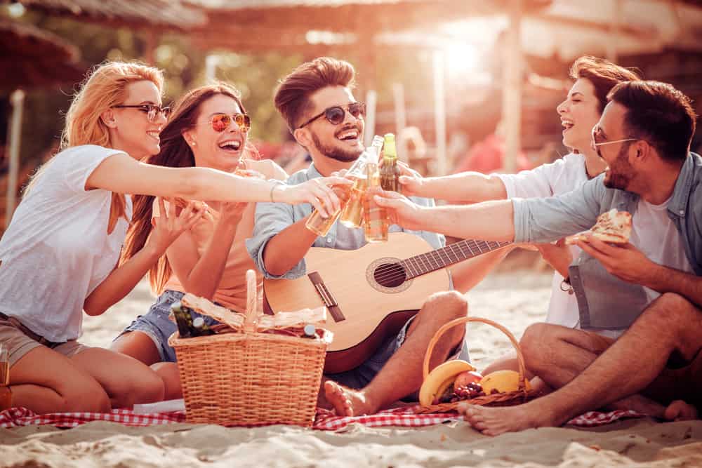 Ein Mann und eine Frau in Gesellschaft von Freunden genießen eine Reise