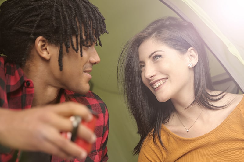 Blickkontakt beim Flirten: 5 ausschlaggebende Tipps