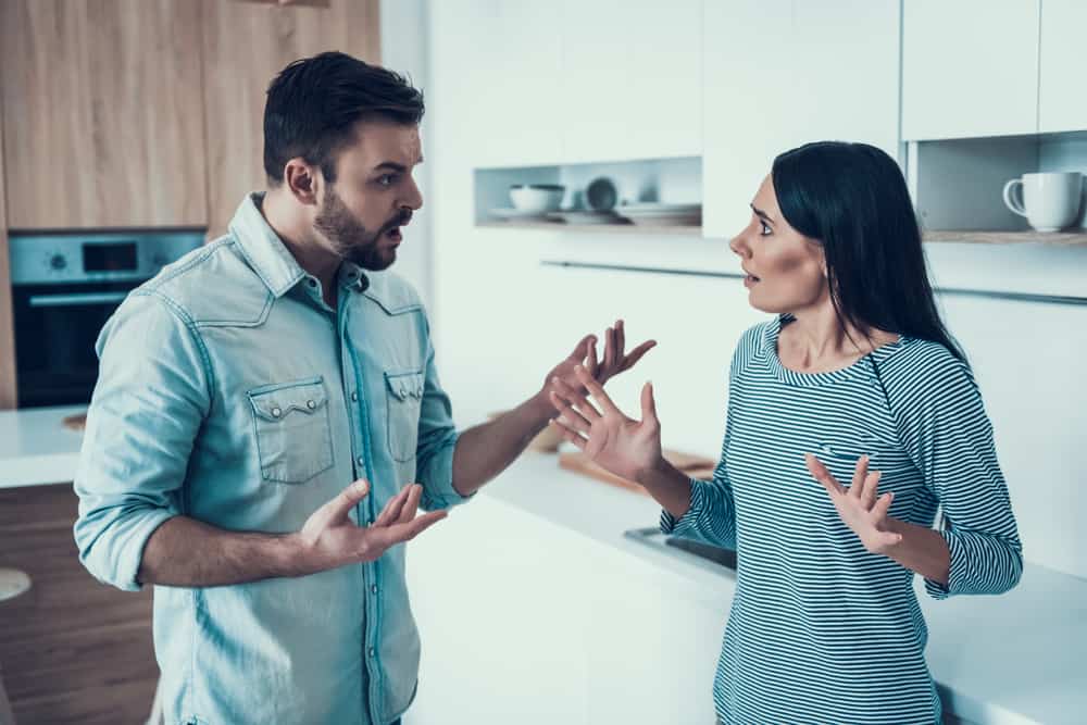 Ein Mann und eine Frau streiten sich in der Küche