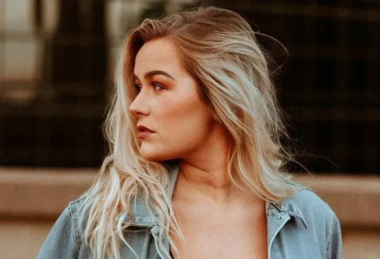 Blonde Frau schaut zur Seite