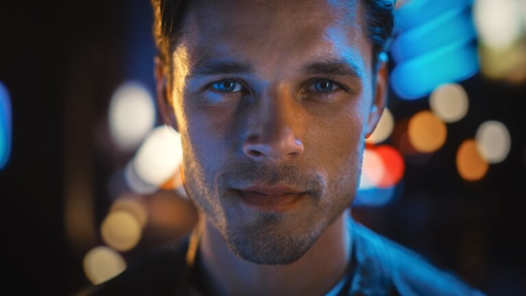 junger mann mit blauen augen