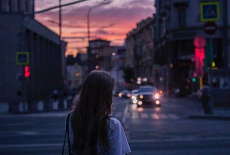 ein Mädchen überquert die Straße