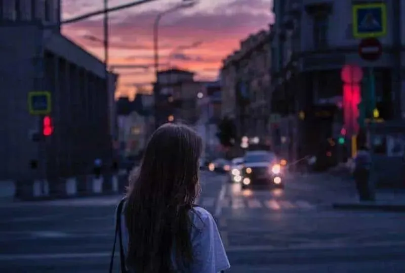 Frau in der Stadt bei Nacht