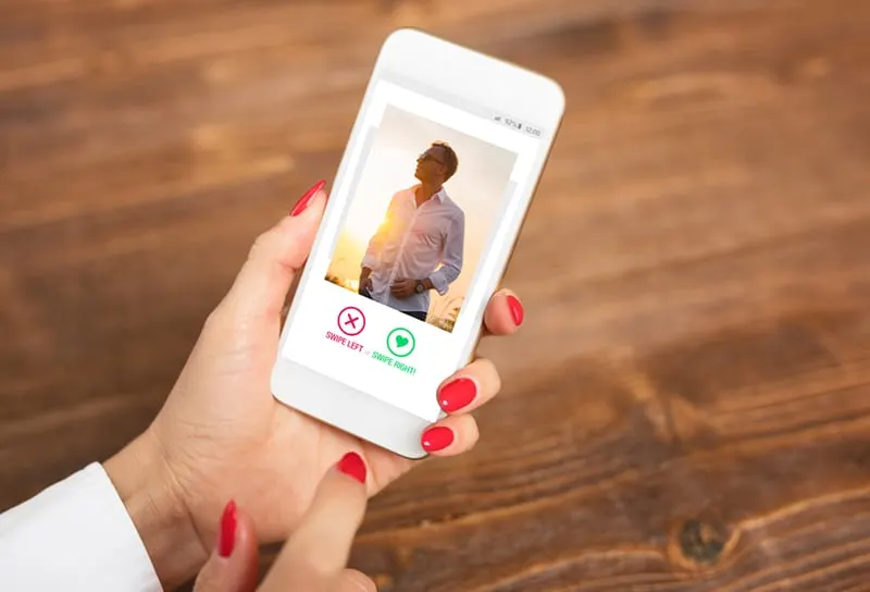 Frauen, die eine Dating-App auf einem Smartphone verwenden und Benutzerfotos wischen