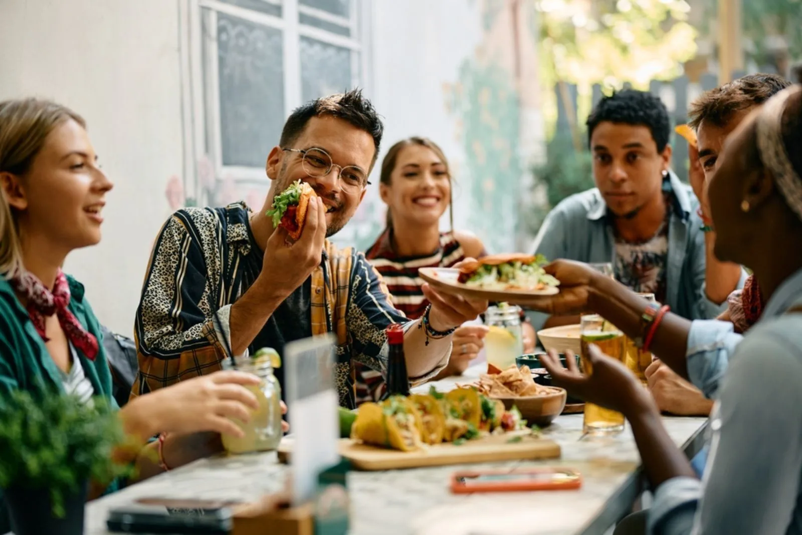 Freunde beim gemeinsamen Mittagessen (1)
