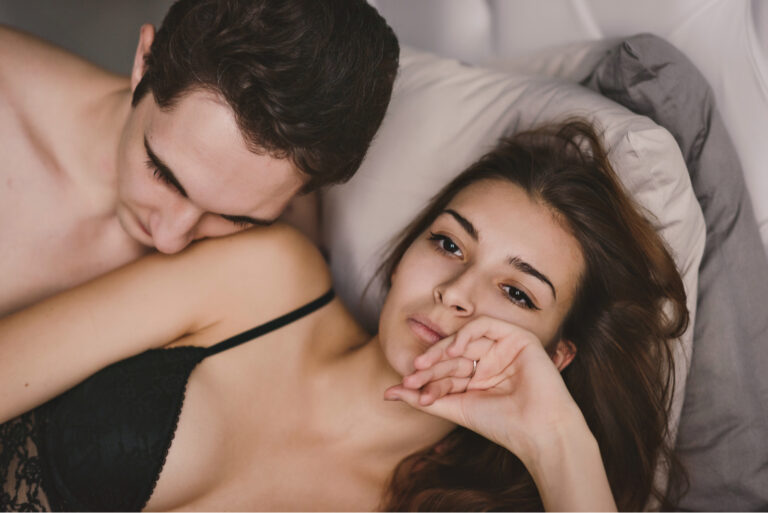 Frau, die nicht daran interessiert ist, dass Männer sie im Bett küssen