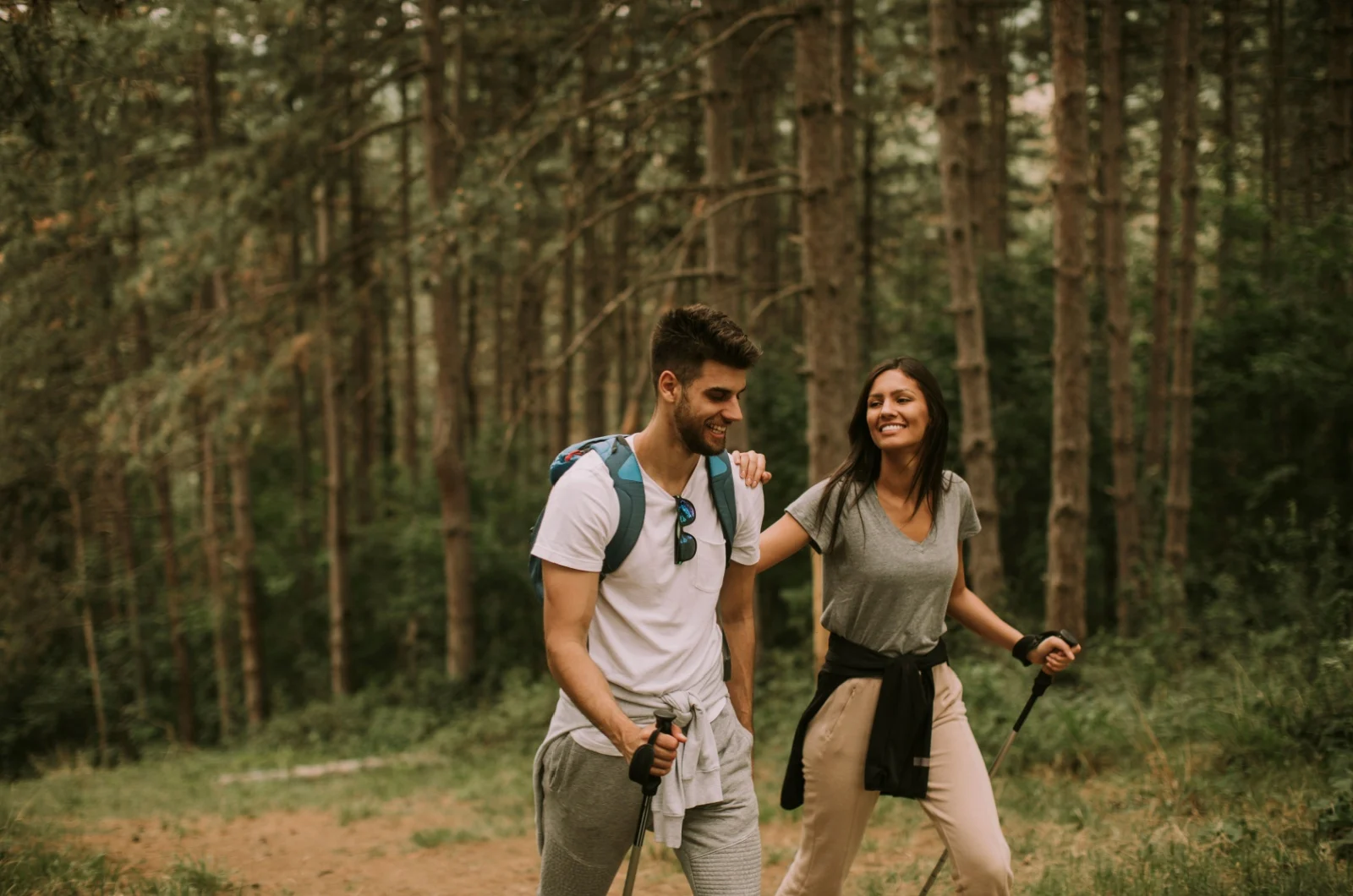 Paar geht im Wald spazieren